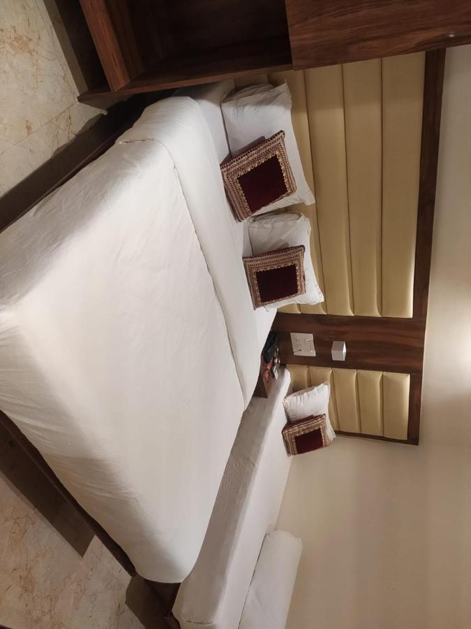 Hotel Adams Inn Near Mumbai Airport Екстер'єр фото