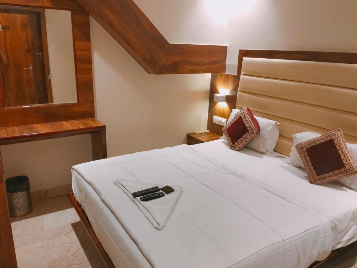 Hotel Adams Inn Near Mumbai Airport Екстер'єр фото