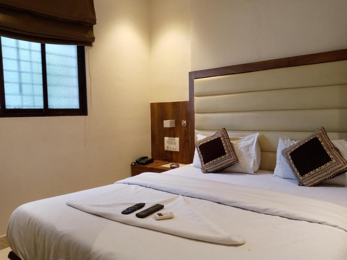 Hotel Adams Inn Near Mumbai Airport Екстер'єр фото