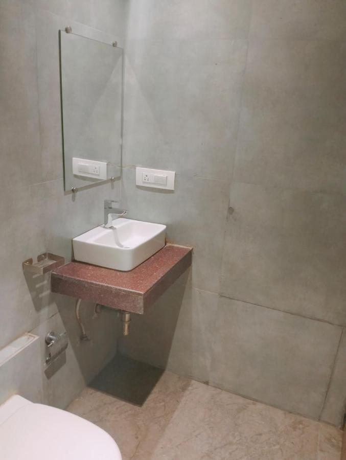 Hotel Adams Inn Near Mumbai Airport Екстер'єр фото